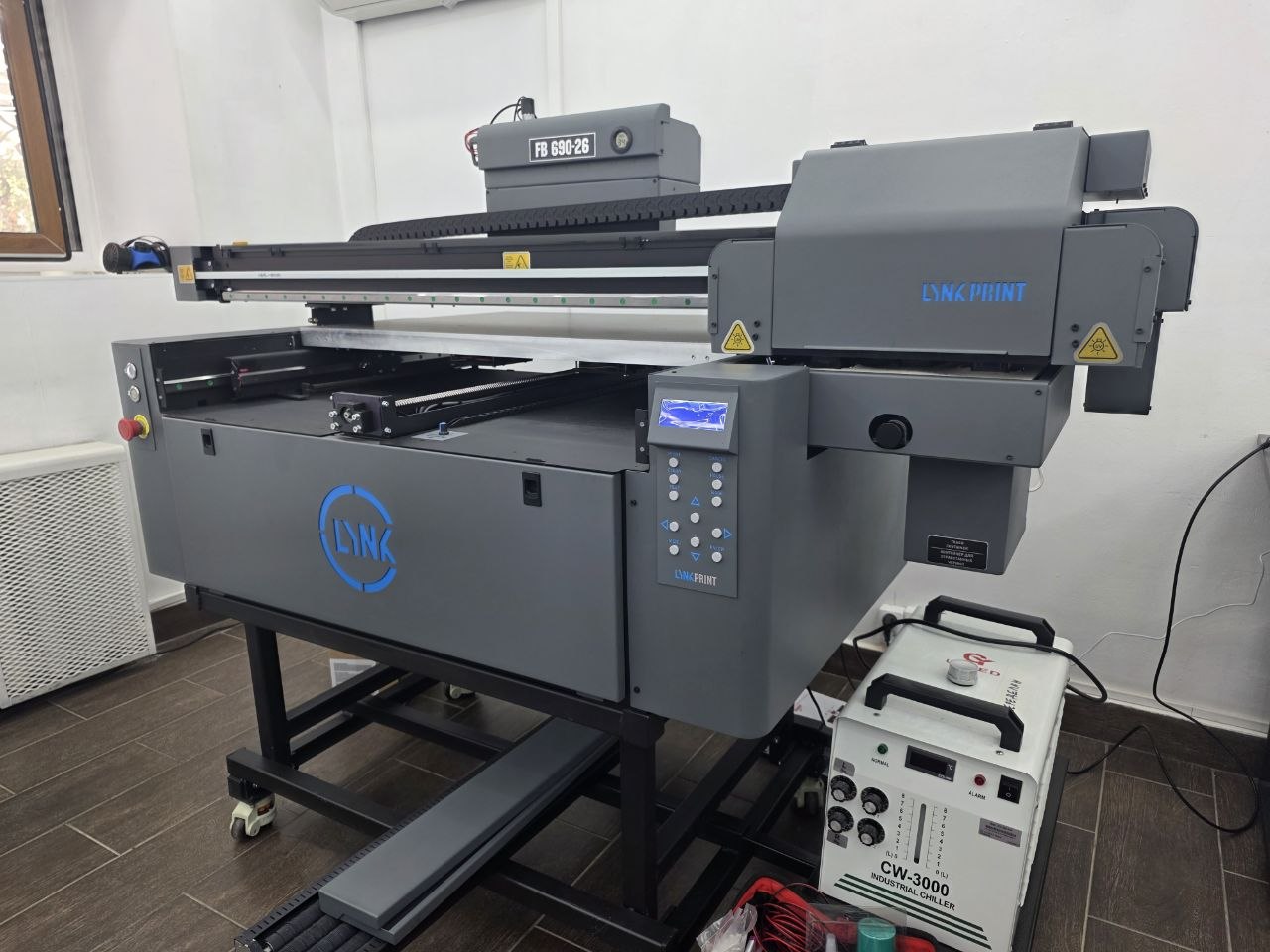 Планшетный принтер LNK PRINT рядом с промышленным чиллером